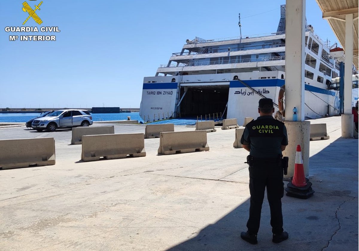 Un guardia civil en una intervención en instalaciones portuarias, en imagen de archivo.