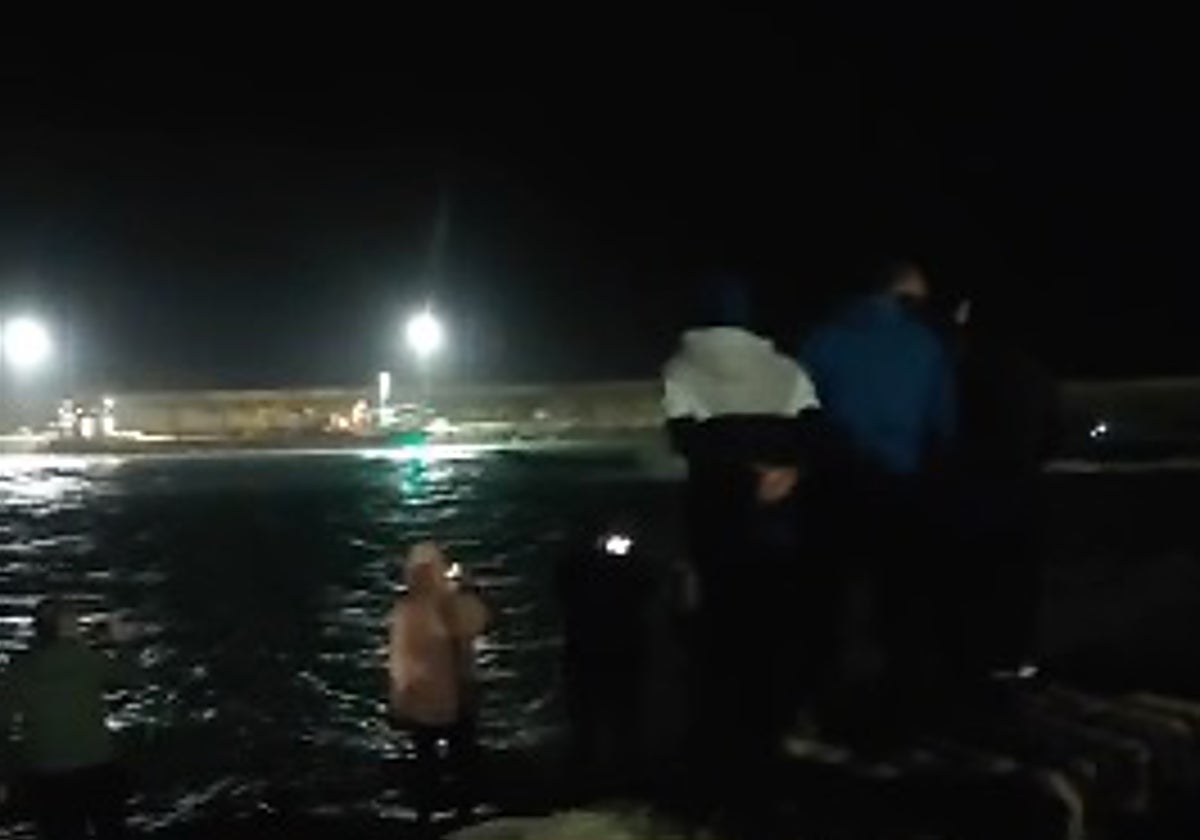 Jóvenes presenciando la persecución policial a los narcos en el puerto de Barbate