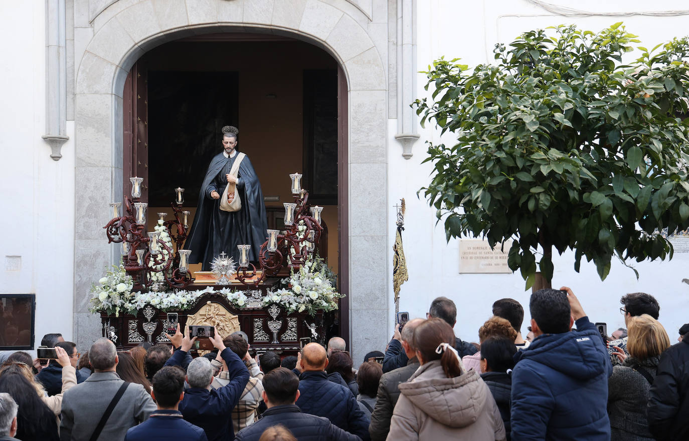 Fotos: La emocionante procesión del Padre Cristóbal en Córdoba