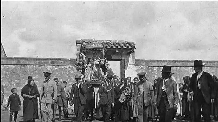 La Virgen de Luna, portada a principios del siglo XX en Villanueva