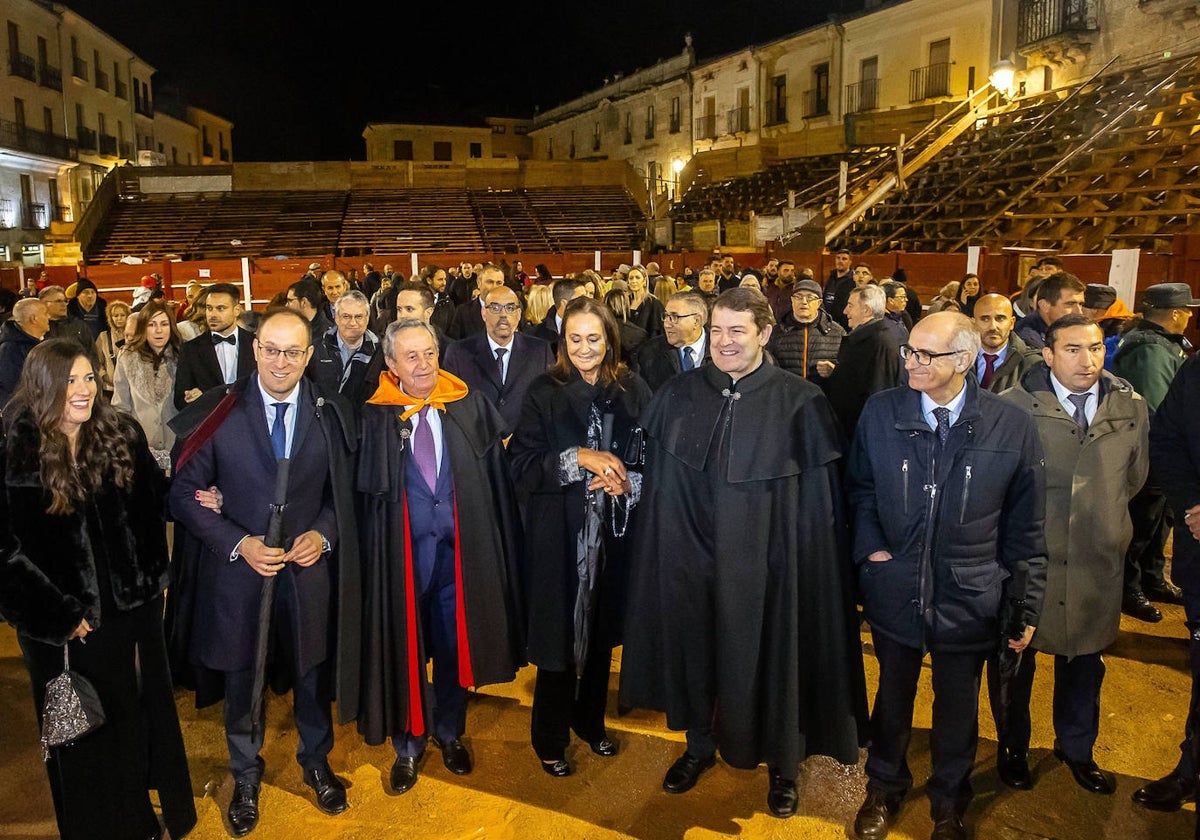 El presidente de la Junta de Castilla y León, Alfonso Fernández Mañueco, asiste al pregón de fiestas del Carnaval del Toro en Ciudad Rodrigo