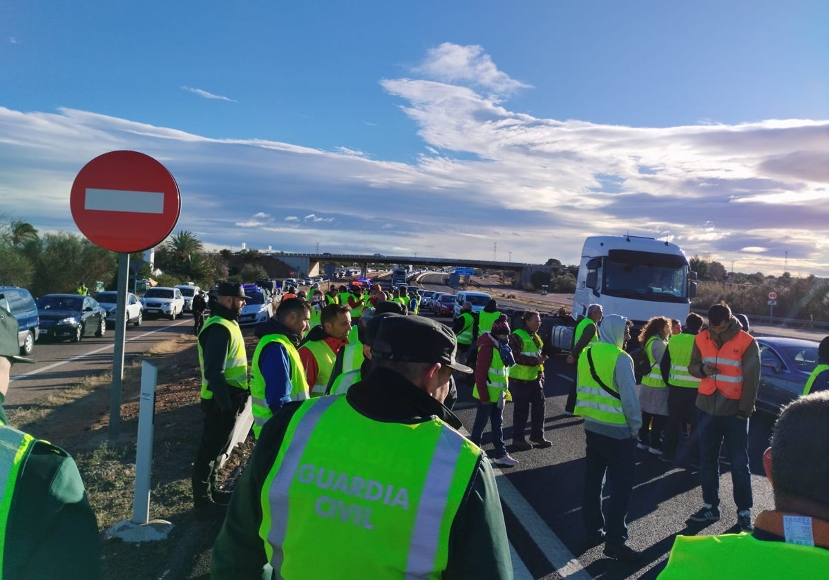 Intervención de la Guardia Civil en el corte de la autovía A-3 en Chiva (Valencia), este sábado.