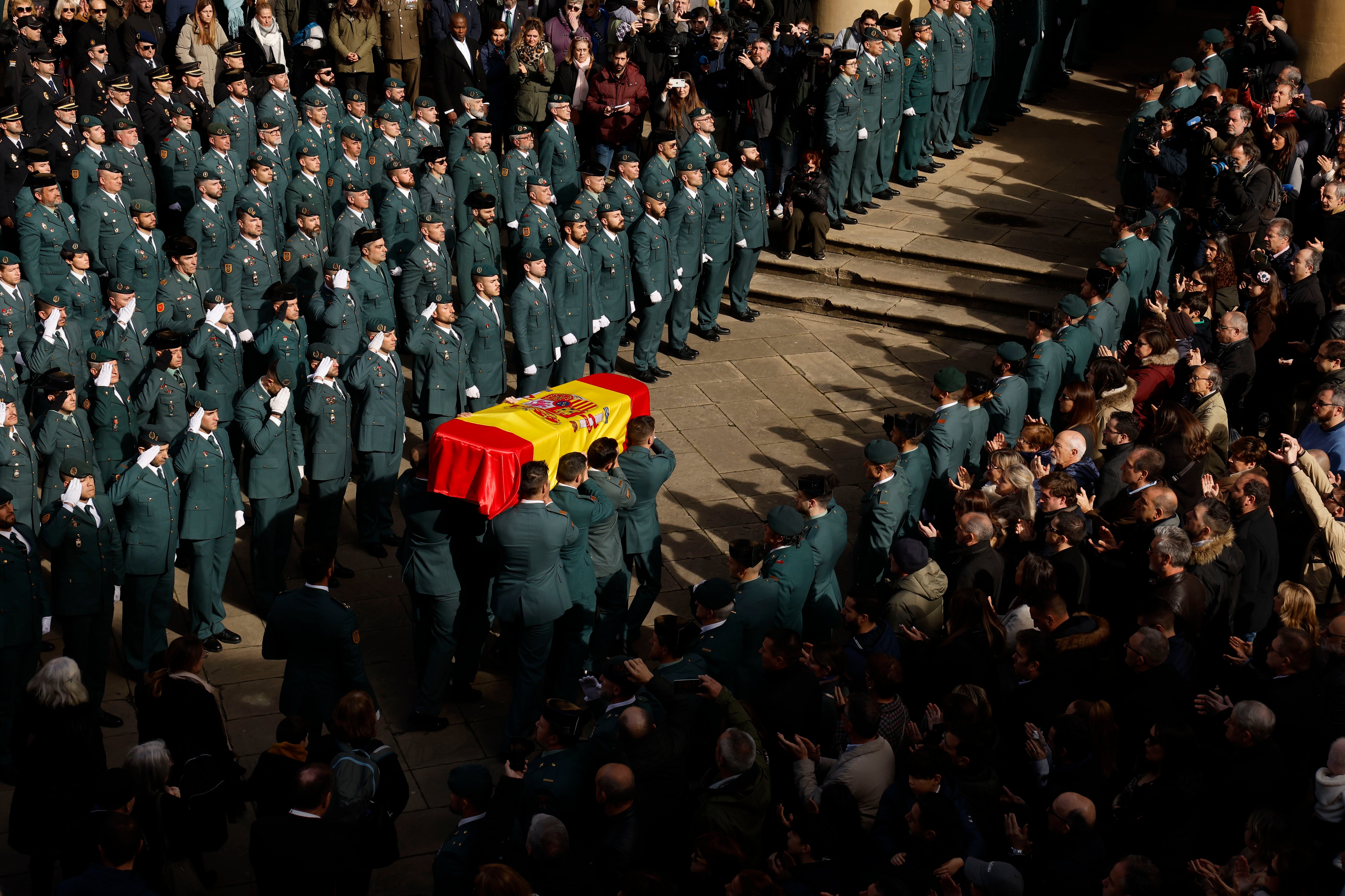 El féretro del guardia civil David Pérez  llega al funeral donde familiares, amigos y compañeros le han despedido