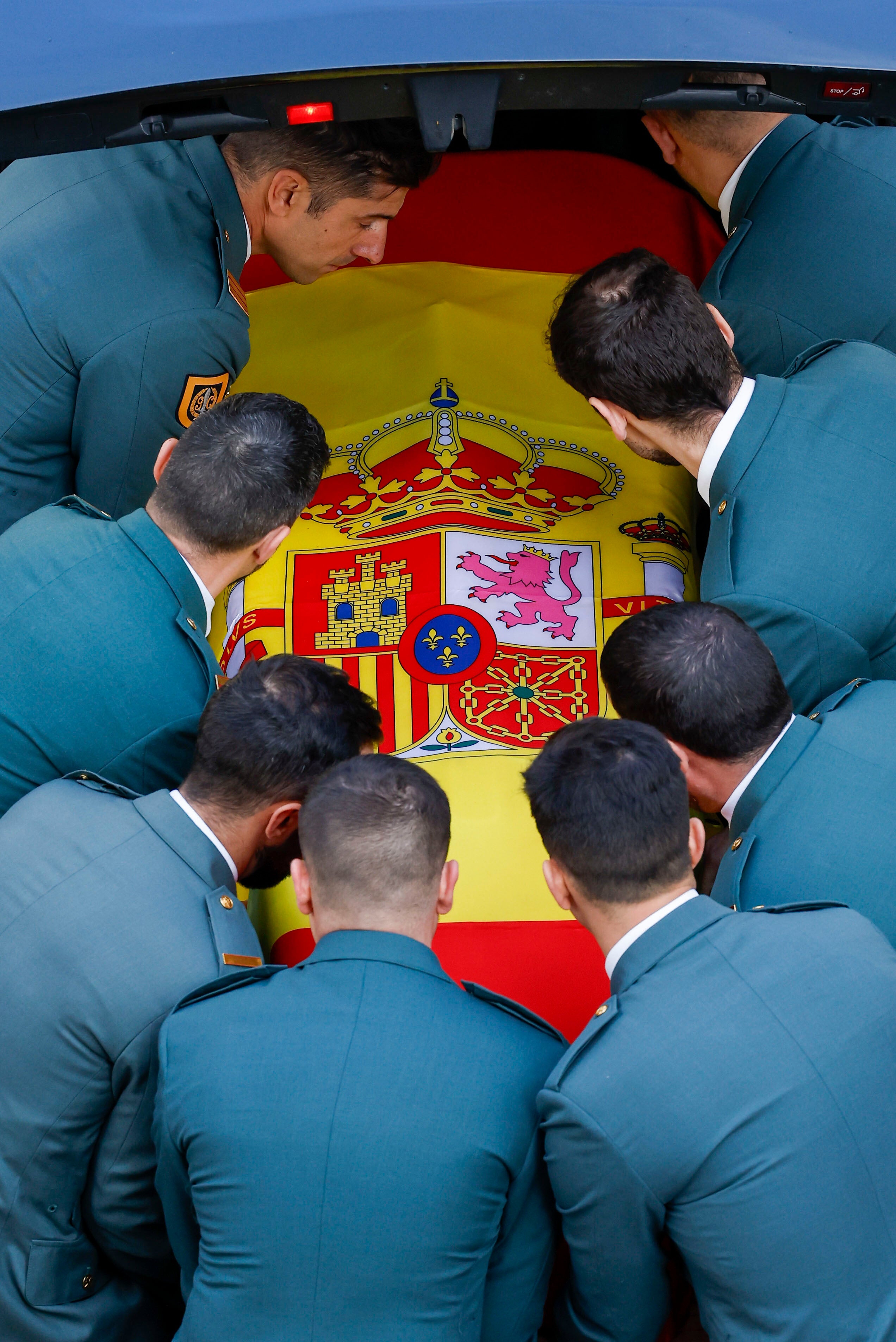 Varios guardias civiles portan los restos del guardia civil David Pérez Carracedo, fallecido este viernes en Barbate (Cádiz) al ser arrollada su patrullera por una narcolancha