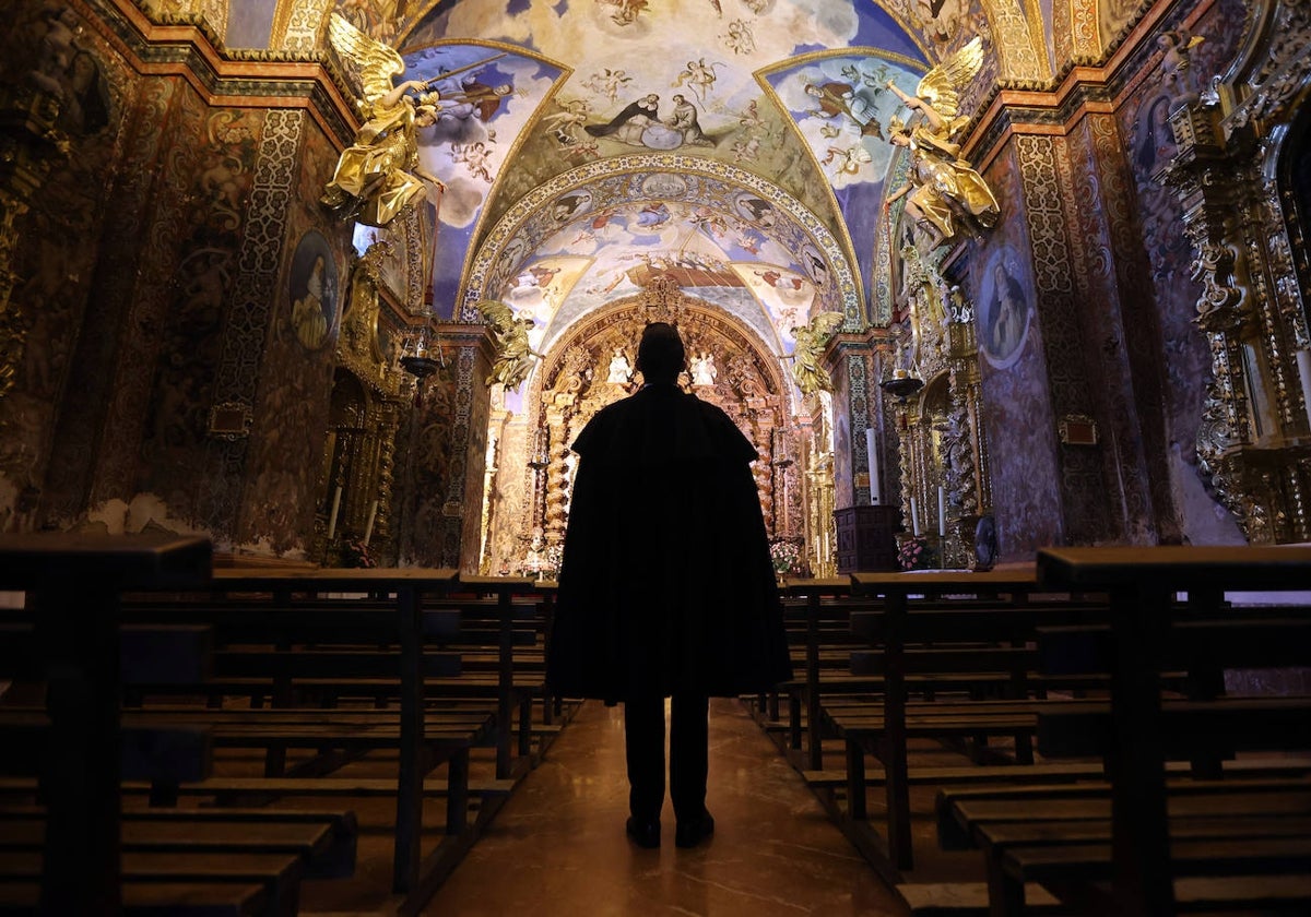 El cofrade Gonzalo Herreros durante la exaltación a San Álvaro en la ermita