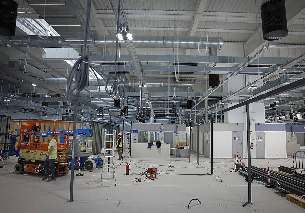 Los operarios, trabajando en el acondicionamiento del pabellón 1 del Zendal como nuevo centro de atención diurna de pacientes con ELA