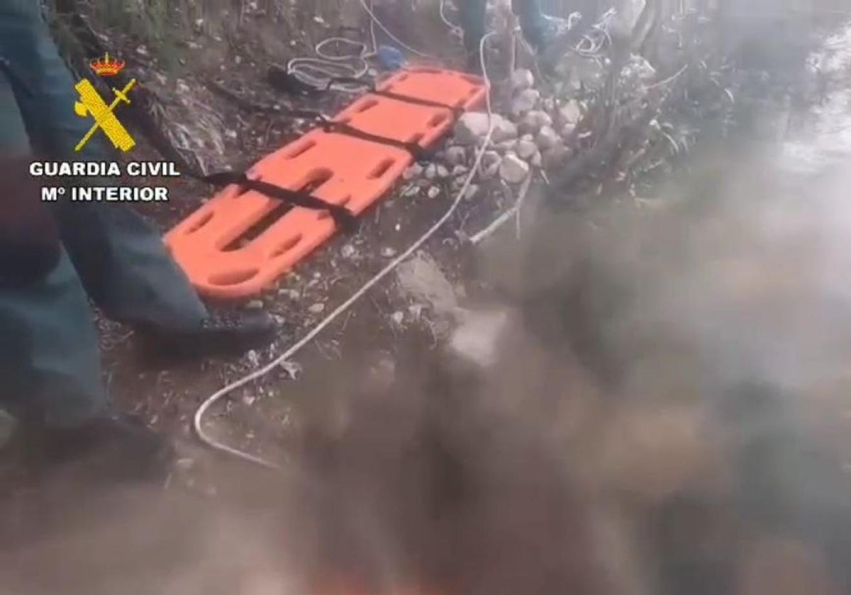 Un guardia civil en la charca donde se ha encontrado el cuerpo sin vida del hombre desaparecido.