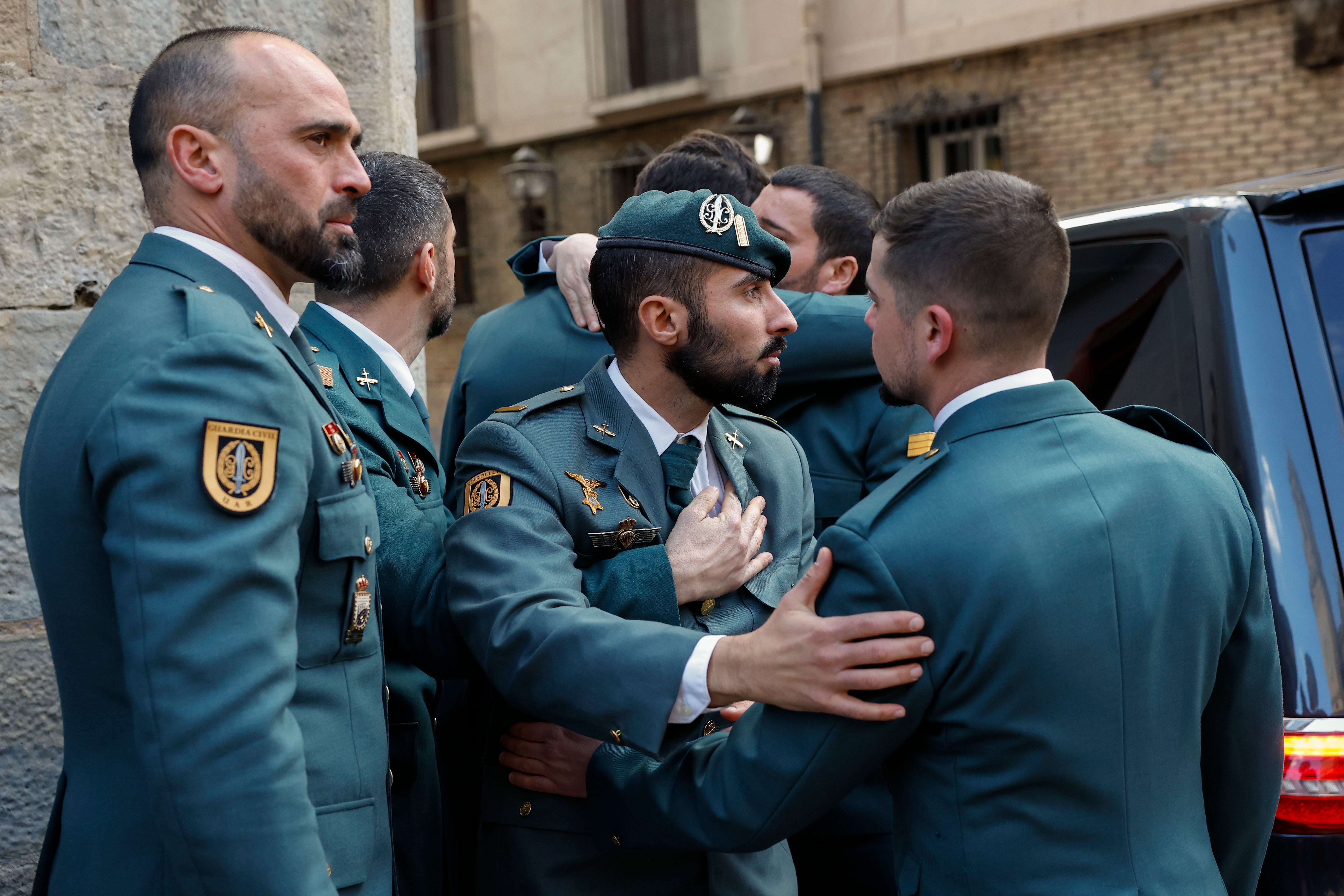 Guardias civiles contienen la emoción durante el funeral por sus compañeros fallecidos este viernes en Barbate
