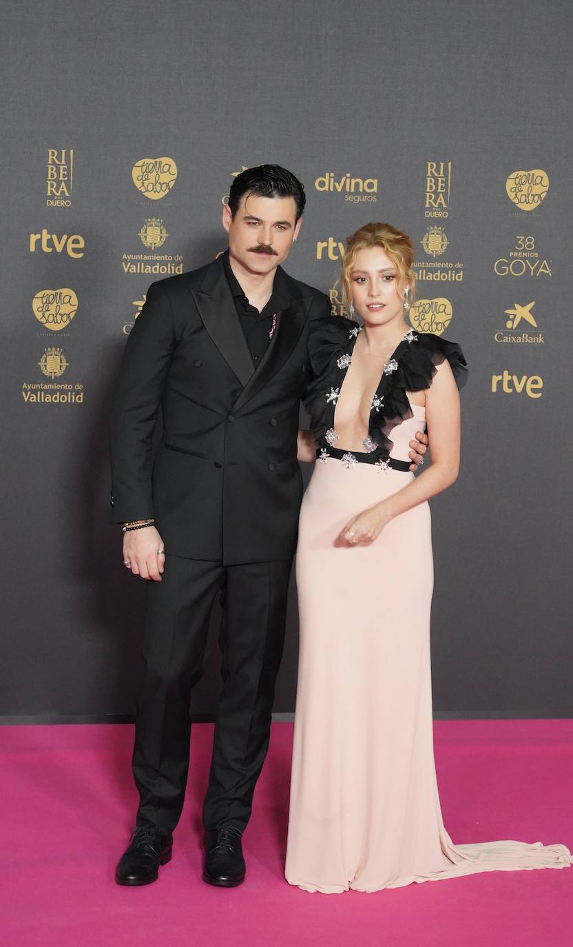 La actriz vallisoletana Ana Garcés y el actor Arturo García de la serie 'La Promesa'