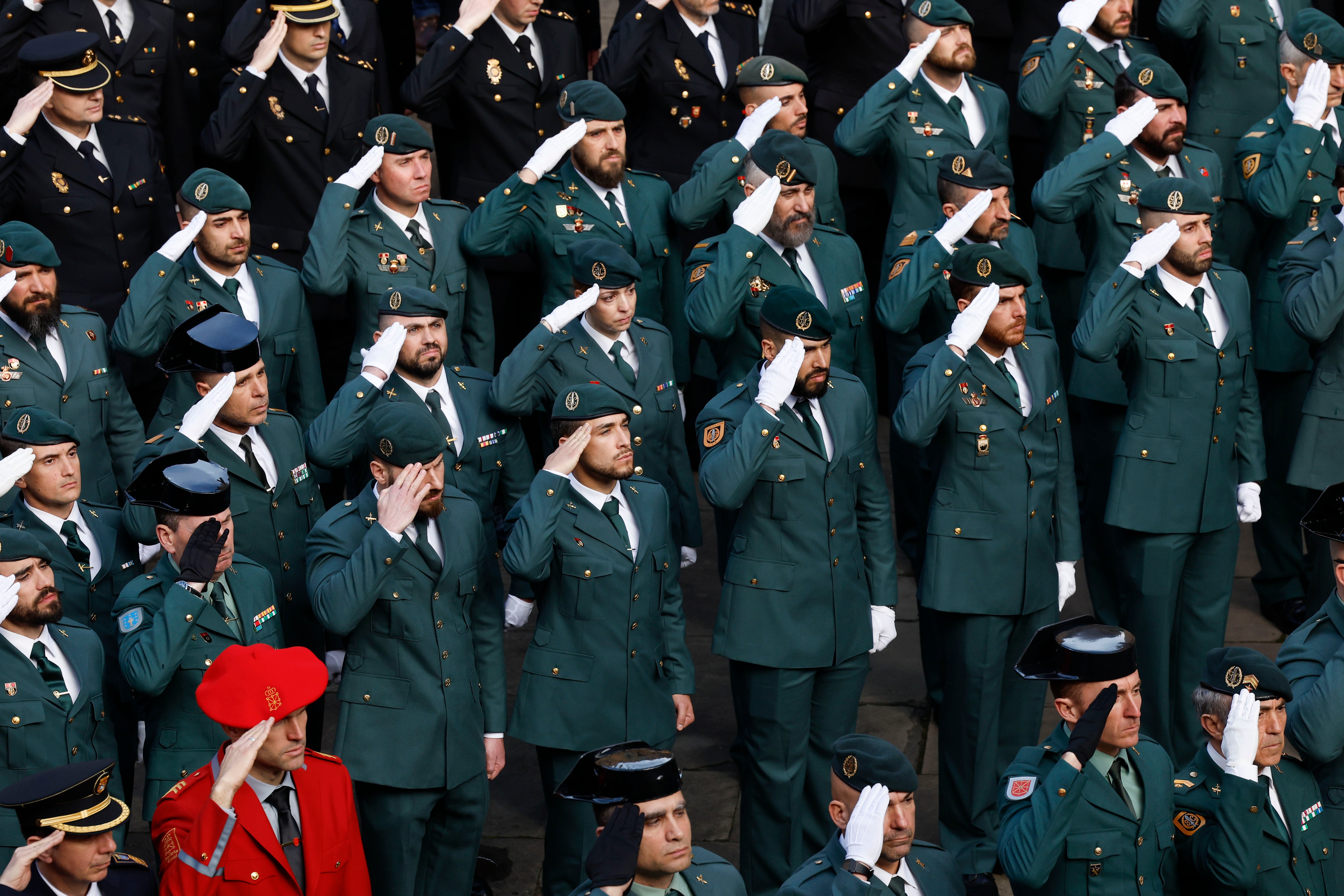 Guardias civiles forman a la llegada de los restos de David Pérez, fallecido en Barbate, Cádiz, después de que su patrullera fuese arrollada por una narcolancha