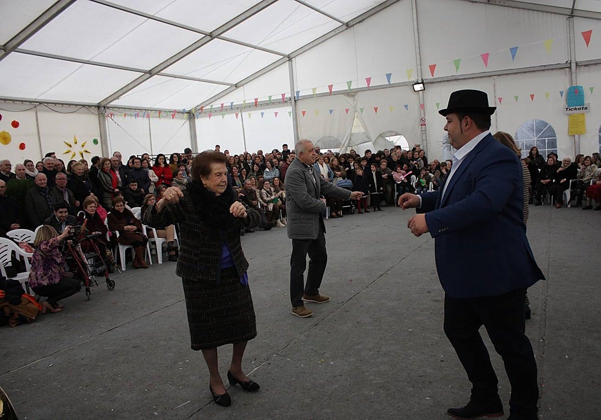 Lucía Lara y su nieto, Capitanes 2024, bailan la jota