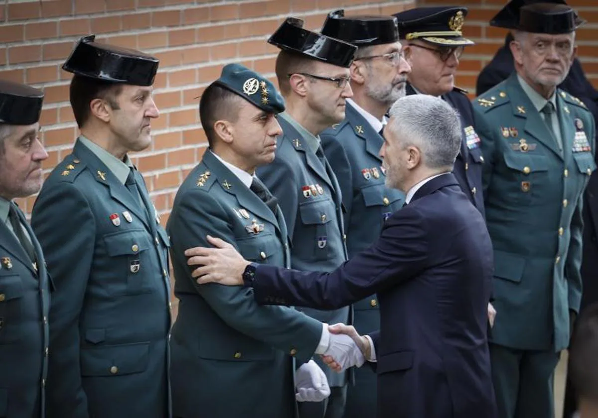 El ministro del Interior, Fernando Grande-Marlaska, a su llegada a la Comandancia de la Guardia Civil de Pamplona donde se ha abierto este domingo la capilla ardiente del guardia civil David Pérez Carracedo