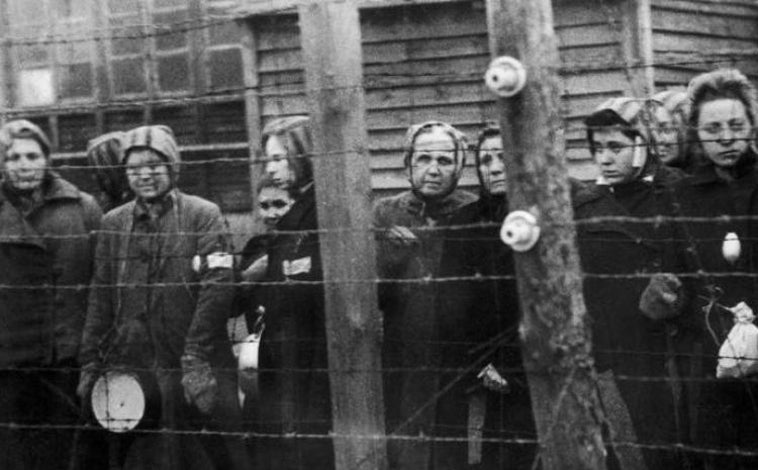 Imagen principal - IArriba: Mujeres en el campo de concentración de Ravensbrück, en el día de su liberación, en 1945. Abajo a la izquierda: Una reclusa con el tatuaje de 'Feld-Hure', término que significa 'puta de campo'. A la derecha: Portada de la novela 'El barracón de las mujeres'