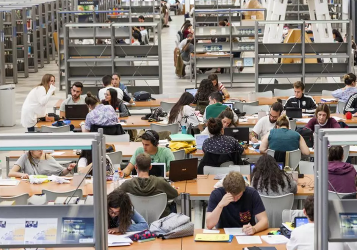 Estudiantes en la biblioteca de la Universidad Pablo de Olavide de Sevilla