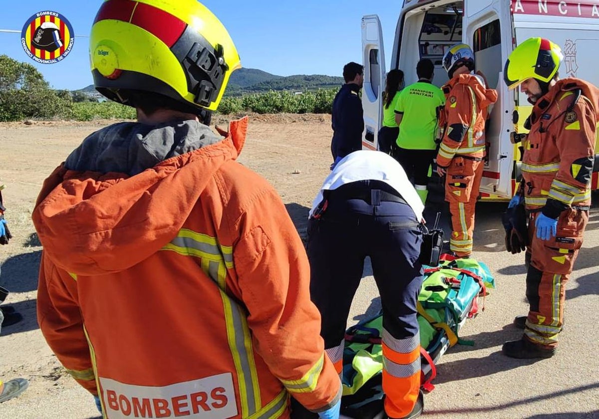 Imagen de la actuación de los bomberos tras el incendio en una pirotecnia de Vilamarxant (Valencia)