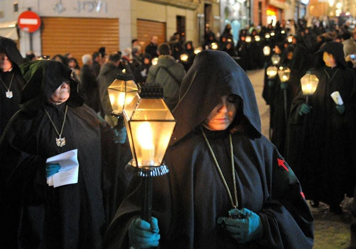 Cofrades de la Hermandad de la Santa Caridad durante el recorrido procesional por las calles de Toledo