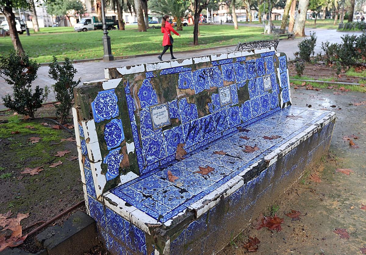 Estado de deterioro que presenta uno de los bancos de los Jardines de Agricultura