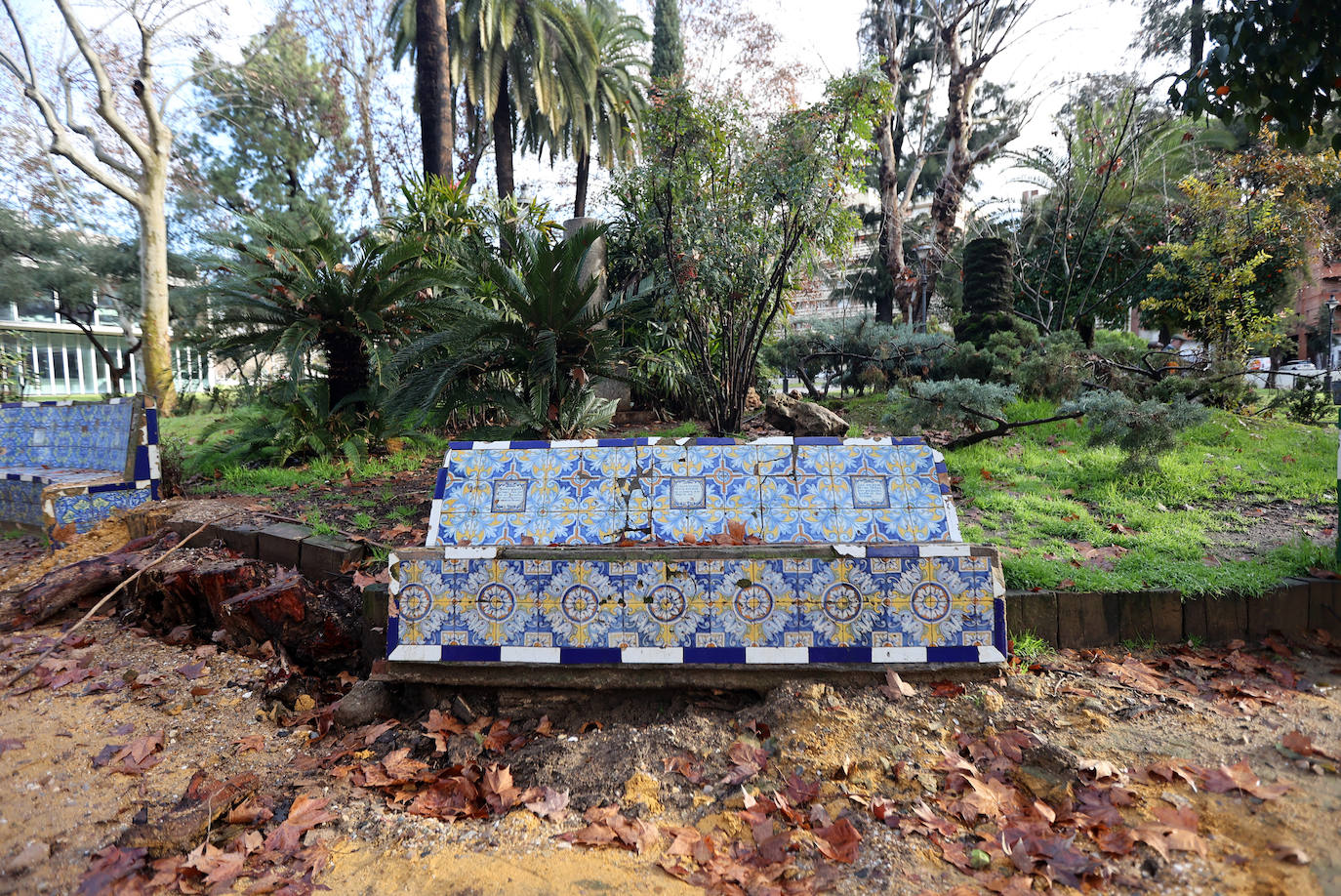 Fotos: el deterioro de los bancos de azulejos de los Jardines de los Patos en Córdoba