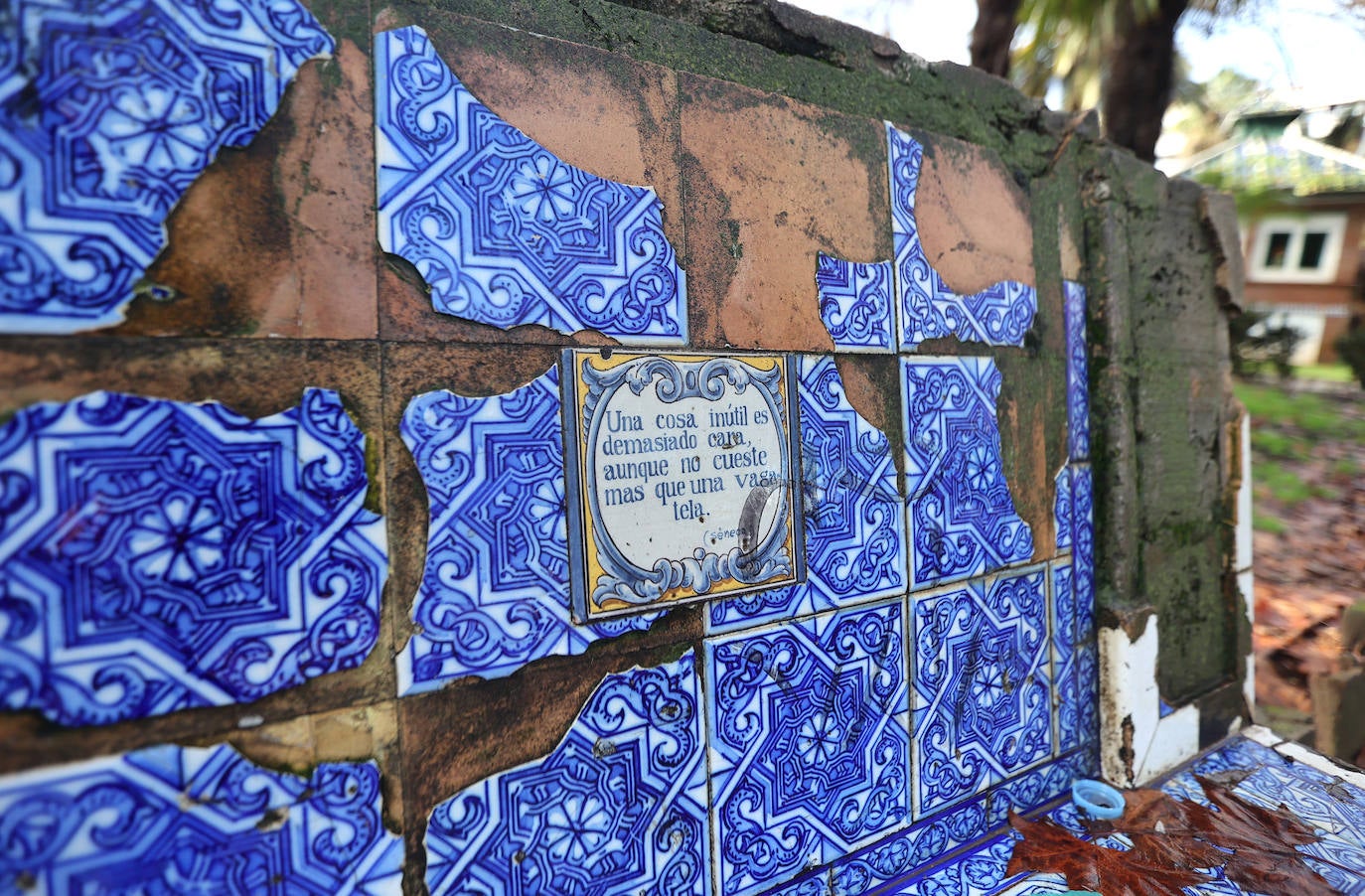 Fotos: el deterioro de los bancos de azulejos de los Jardines de los Patos en Córdoba