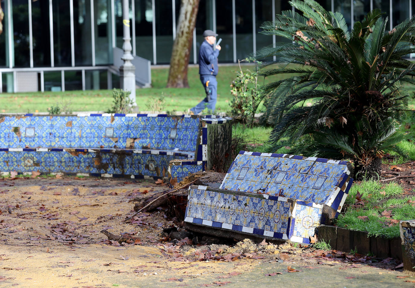 Fotos: el deterioro de los bancos de azulejos de los Jardines de los Patos en Córdoba