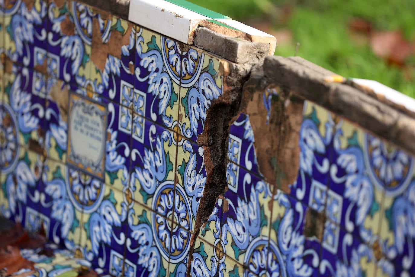 Fotos: el deterioro de los bancos de azulejos de los Jardines de los Patos en Córdoba
