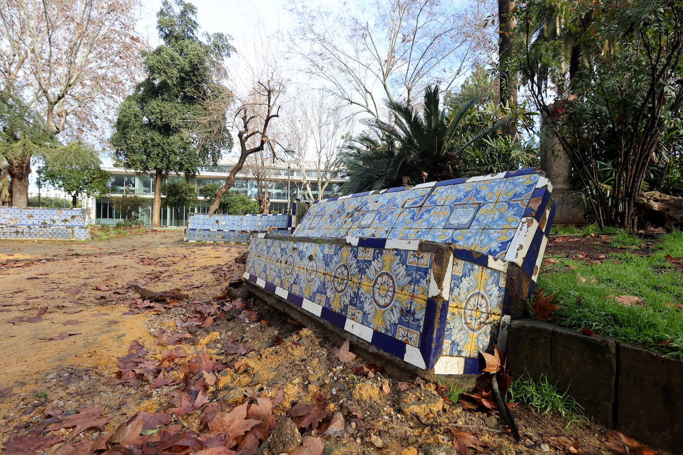 Fotos: el deterioro de los bancos de azulejos de los Jardines de los Patos en Córdoba