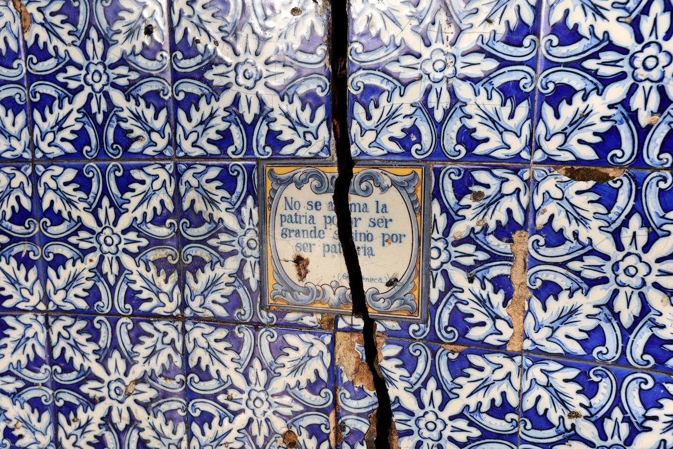 Fotos: el deterioro de los bancos de azulejos de los Jardines de los Patos en Córdoba