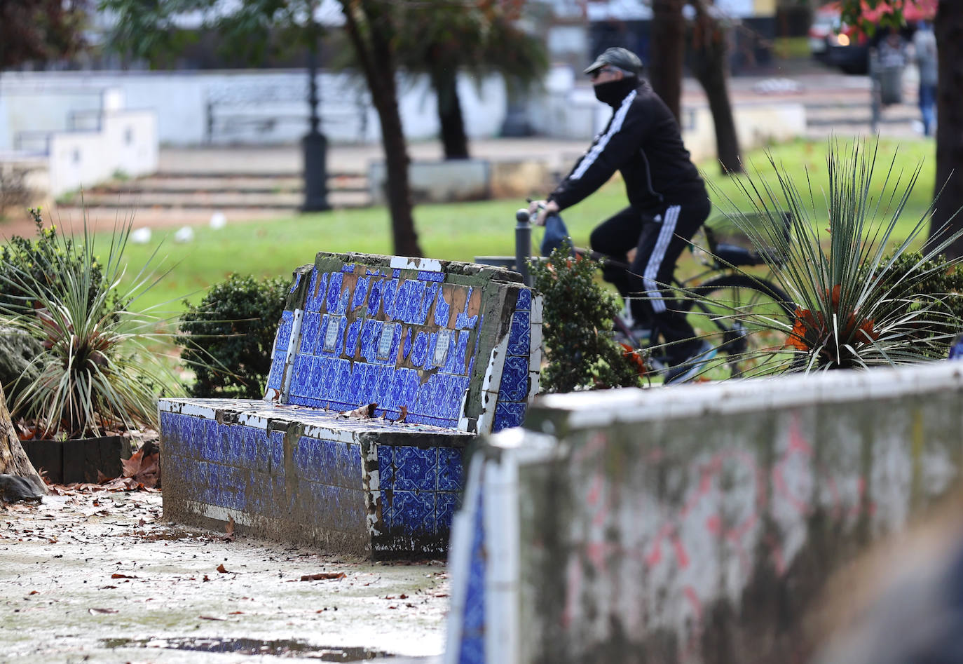 Fotos: el deterioro de los bancos de azulejos de los Jardines de los Patos en Córdoba
