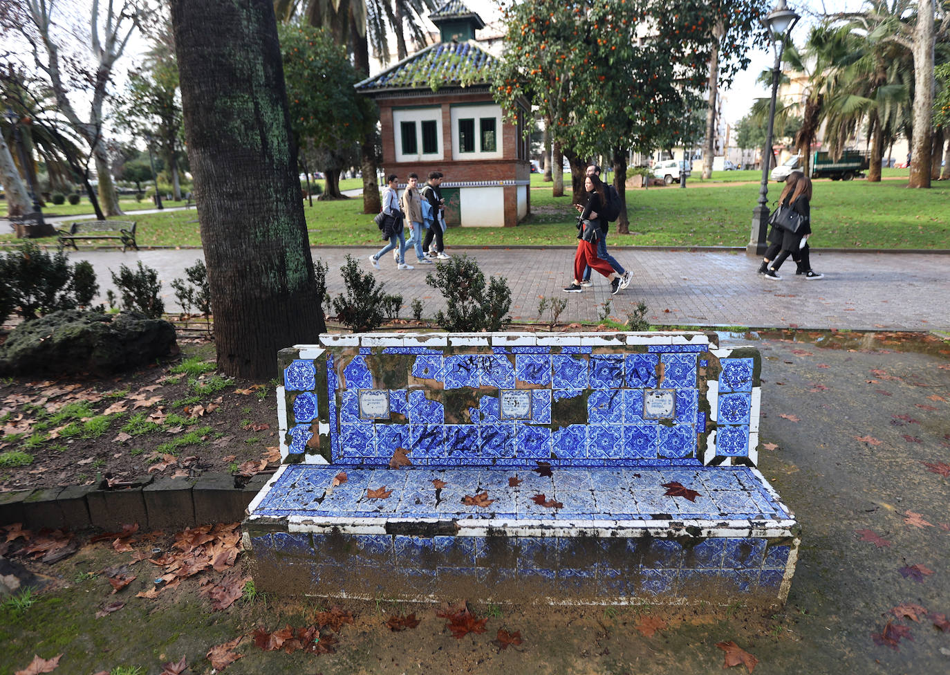 Fotos: el deterioro de los bancos de azulejos de los Jardines de los Patos en Córdoba