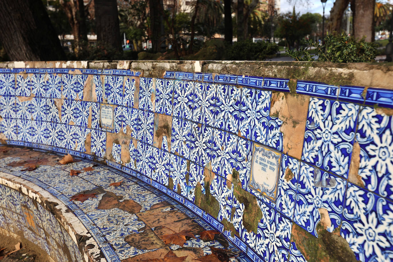 Fotos: el deterioro de los bancos de azulejos de los Jardines de los Patos en Córdoba