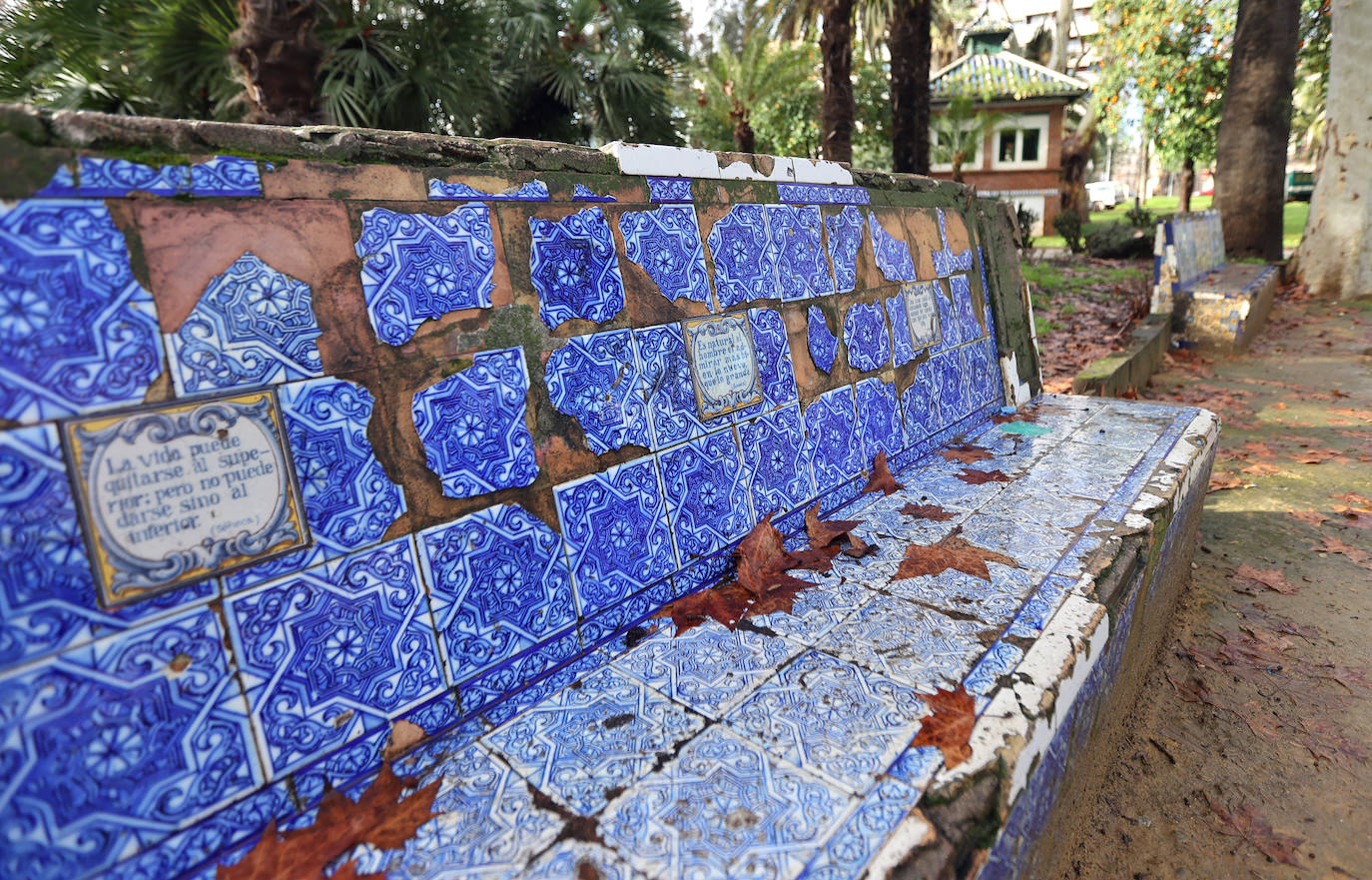 Fotos: el deterioro de los bancos de azulejos de los Jardines de los Patos en Córdoba