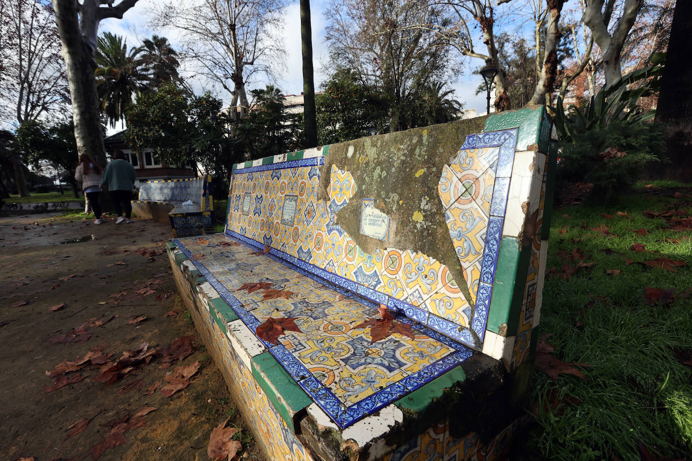 Fotos: el deterioro de los bancos de azulejos de los Jardines de los Patos en Córdoba