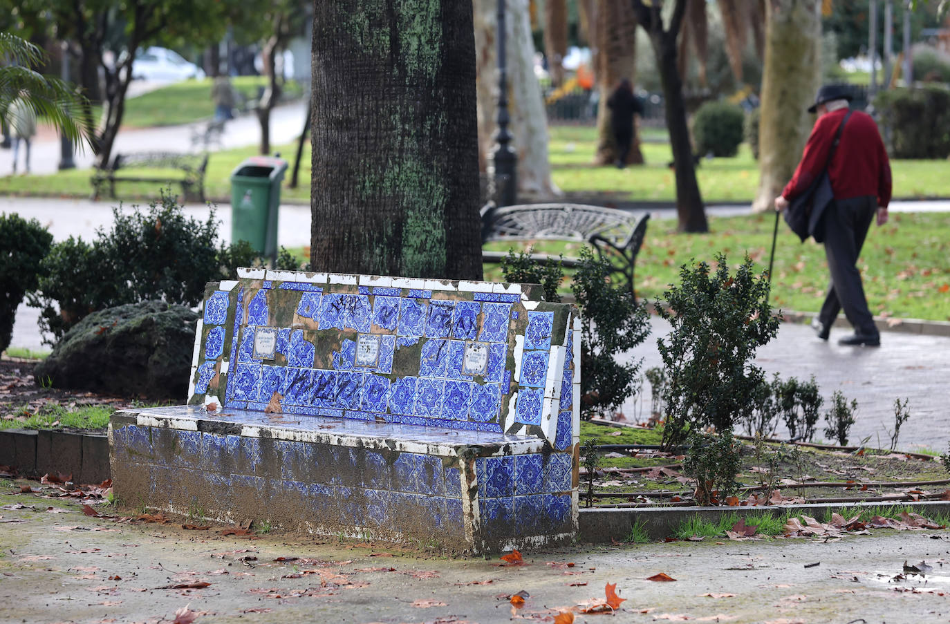 Fotos: el deterioro de los bancos de azulejos de los Jardines de los Patos en Córdoba