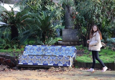 El deterioro de los bancos de azulejos de los Jardines de los Patos en Córdoba