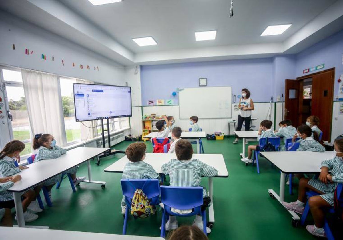 Una profesora, en clase