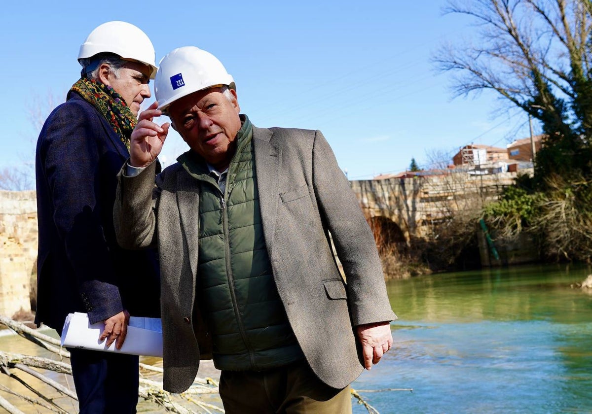 Santonja, durante su visita a Sahagún (León)