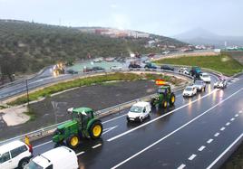 Tractoradas en Córdoba: los agricultores y ganaderos de Priego avanzan ahora hacia Lucena
