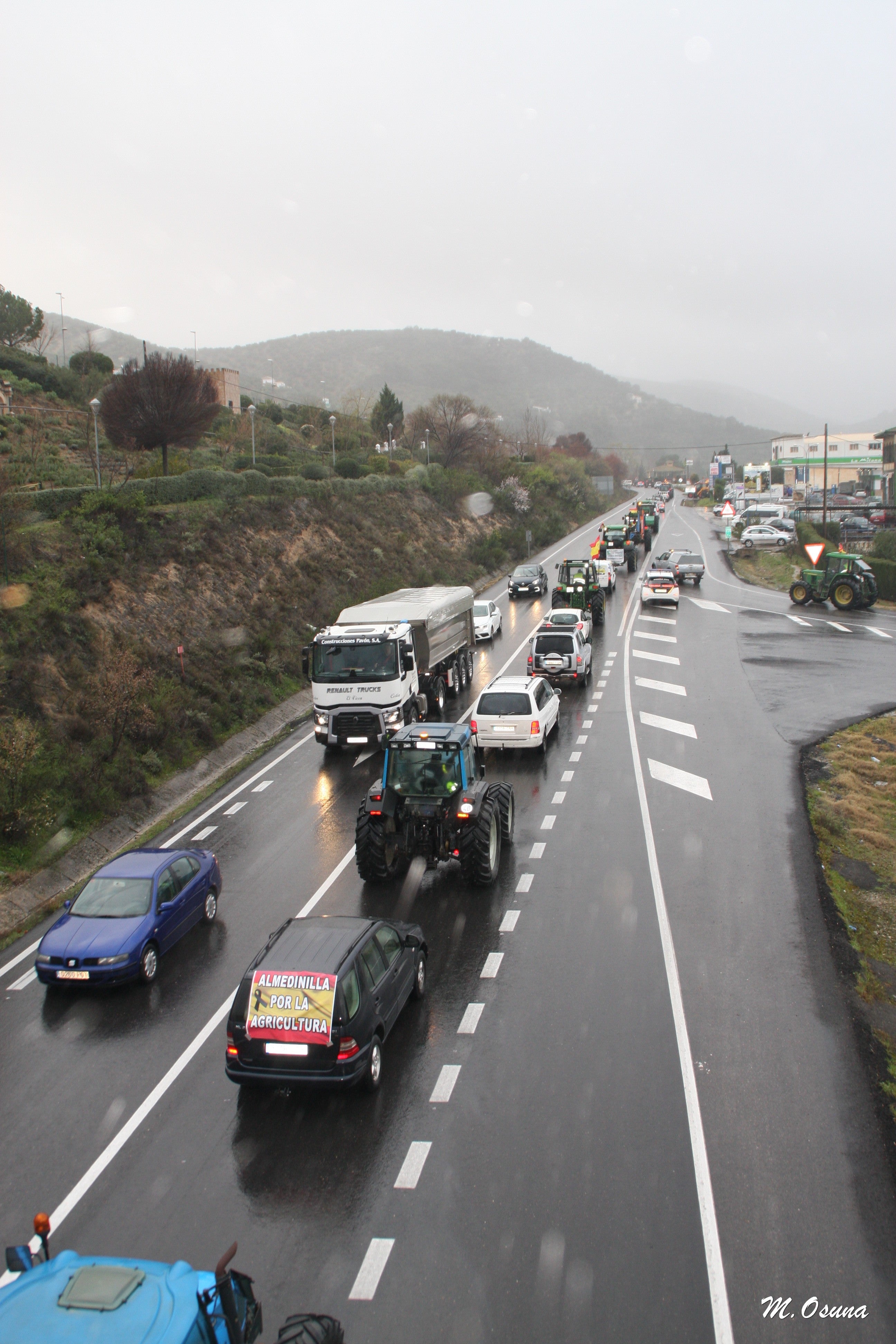 Fotos: una nueva tractorada de protesta corta carreteras en la Subbética