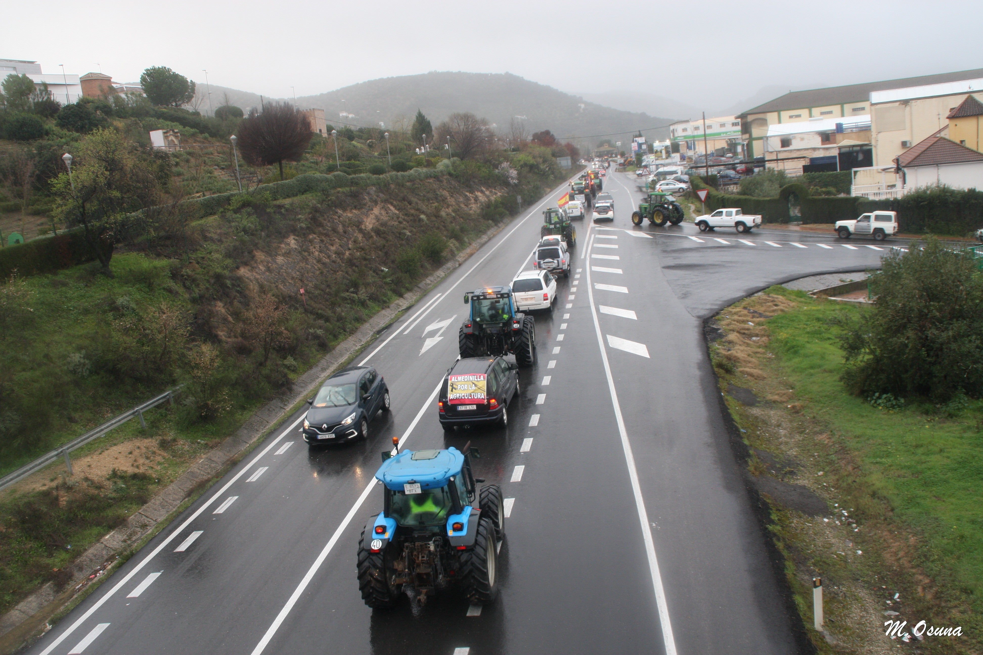 Fotos: una nueva tractorada de protesta corta carreteras en la Subbética