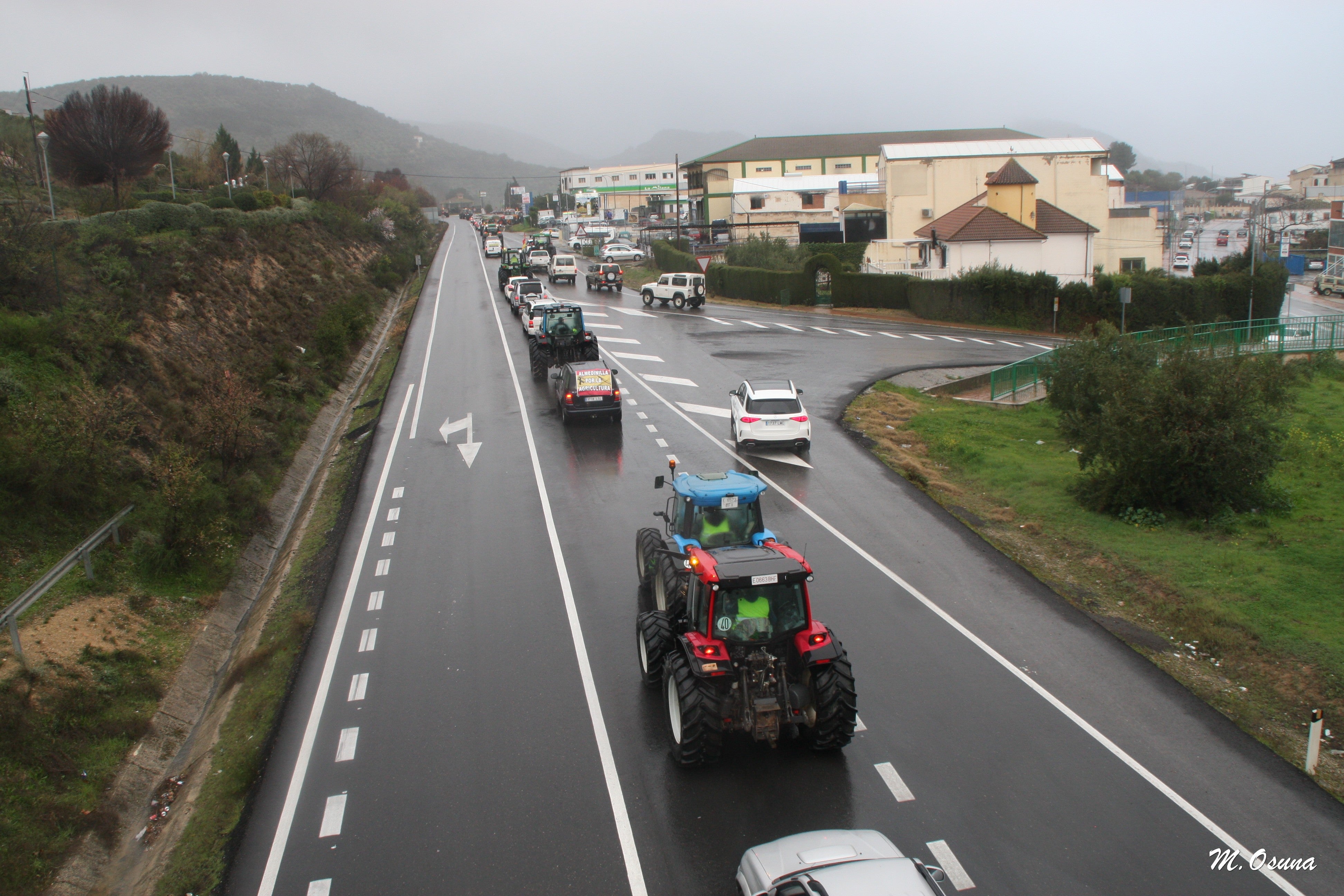 Fotos: una nueva tractorada de protesta corta carreteras en la Subbética