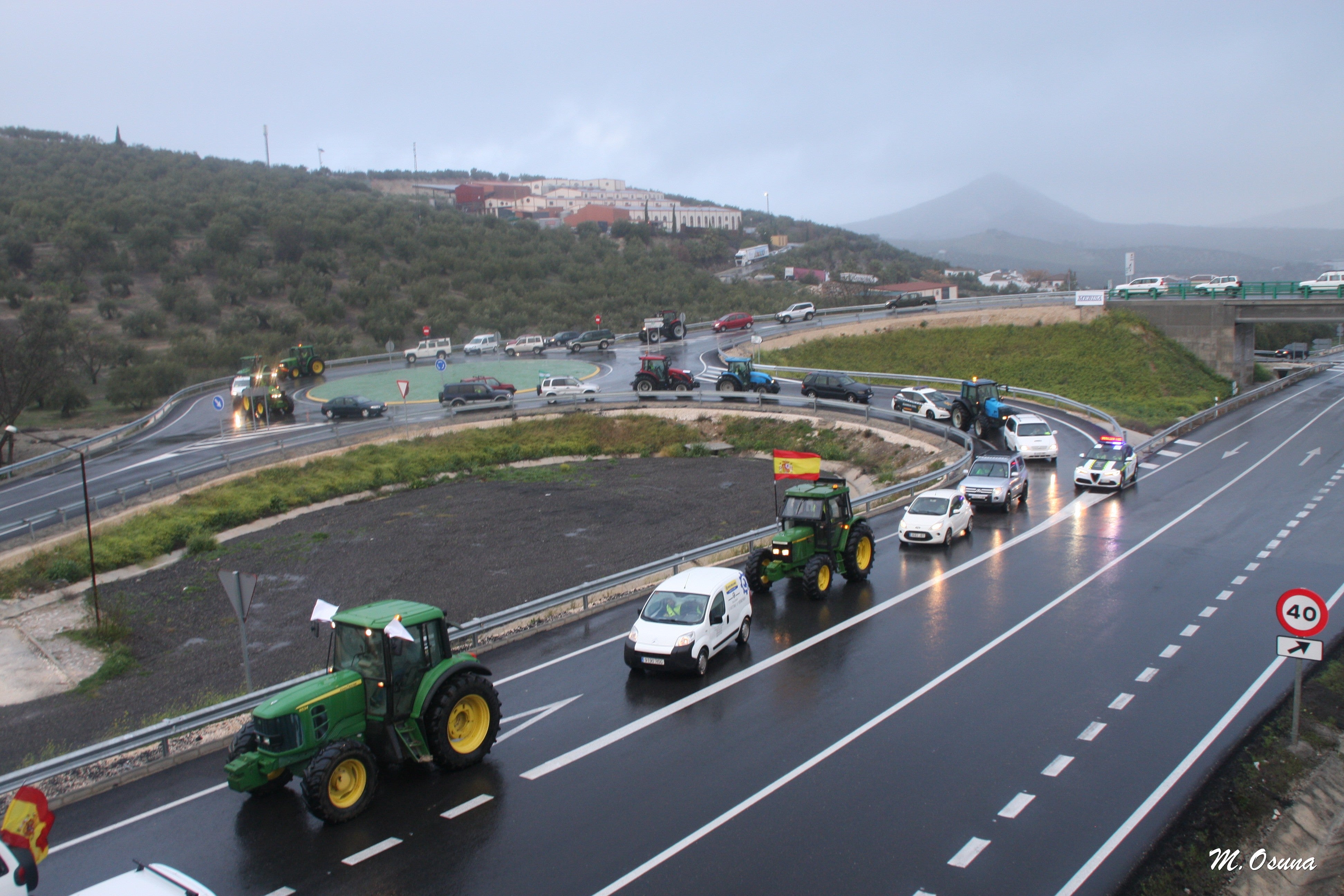 Fotos: una nueva tractorada de protesta corta carreteras en la Subbética