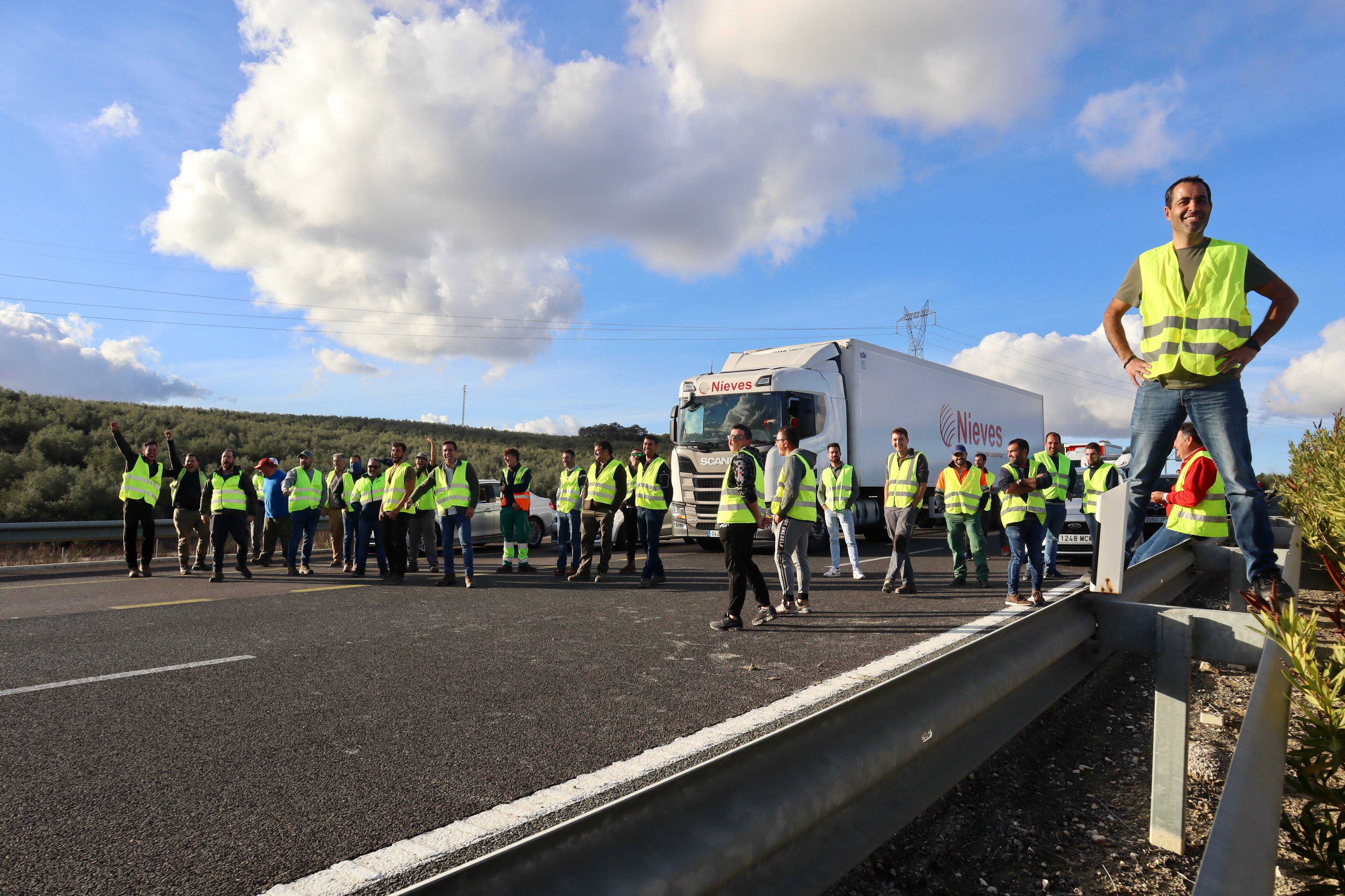 Fotos: una nueva tractorada de protesta corta carreteras en la Subbética