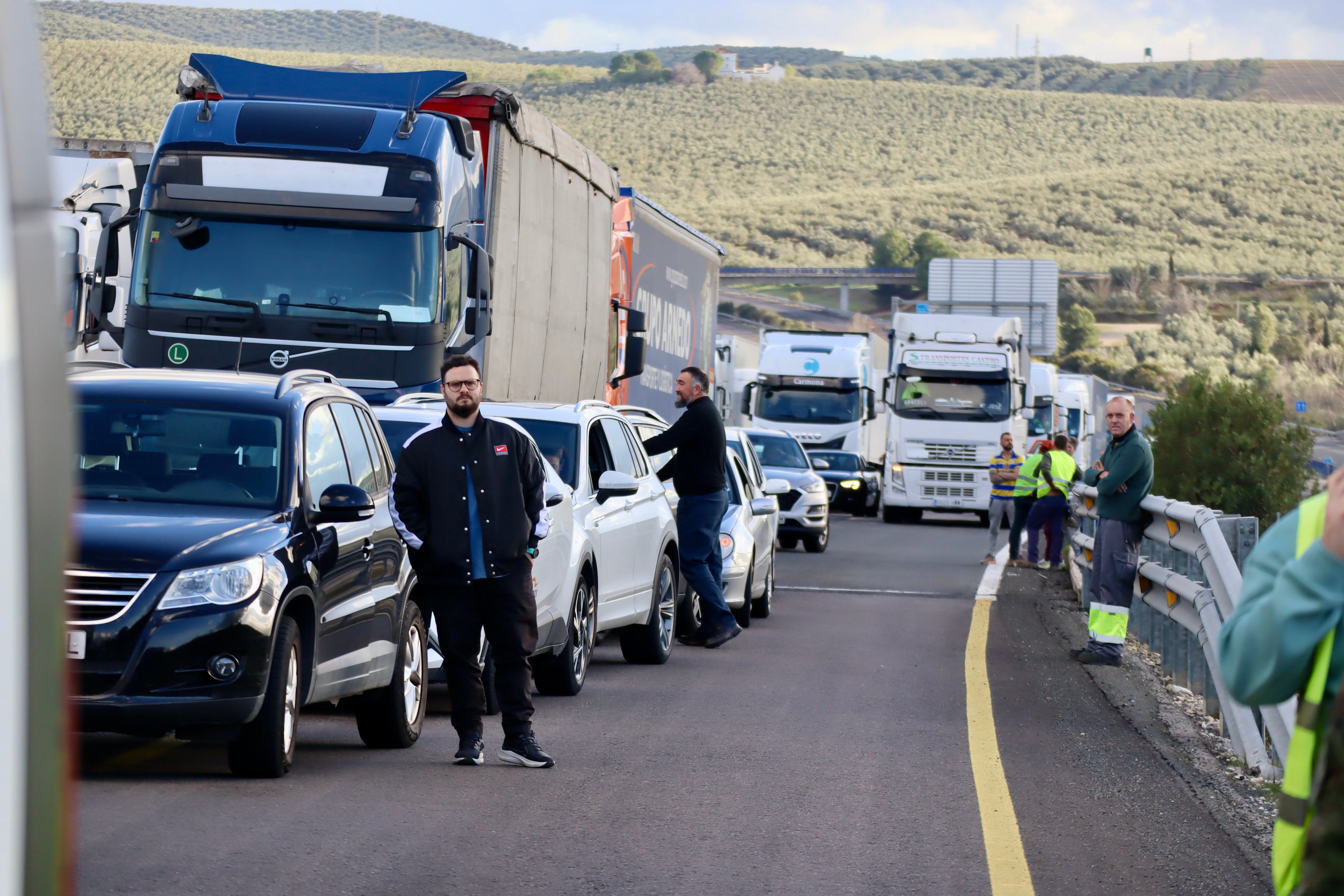 Fotos: una nueva tractorada de protesta corta carreteras en la Subbética