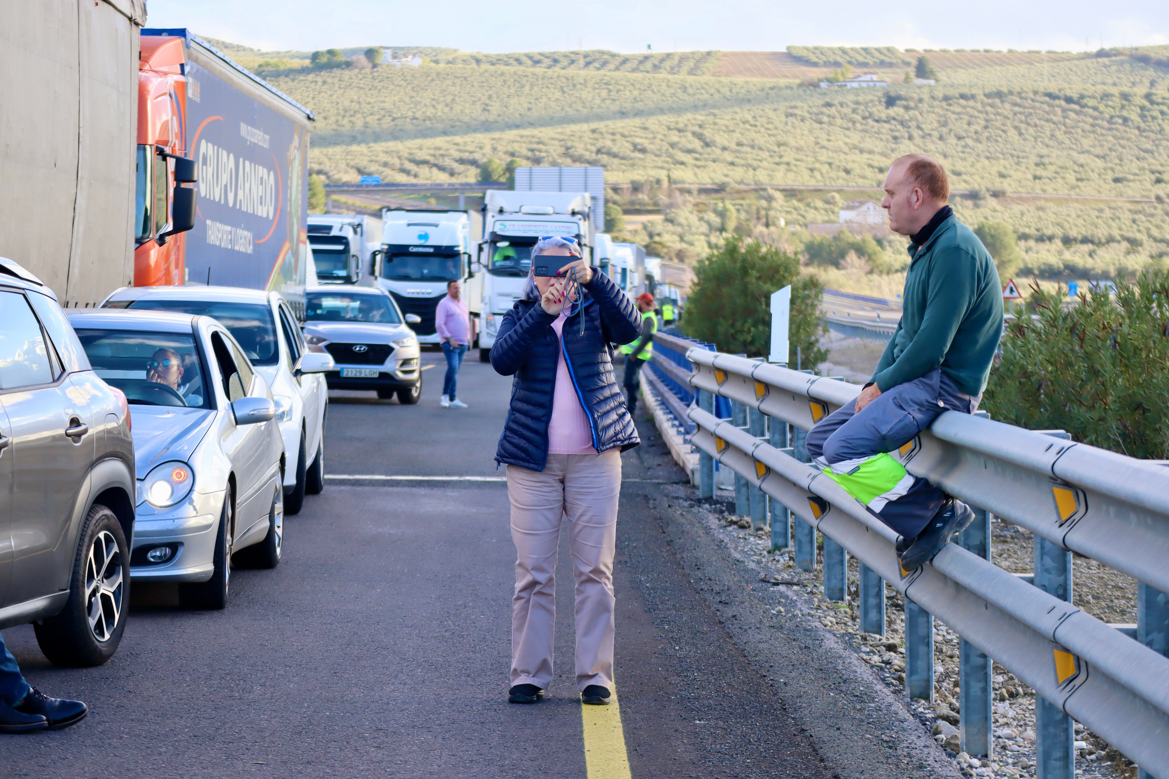 Fotos: una nueva tractorada de protesta corta carreteras en la Subbética