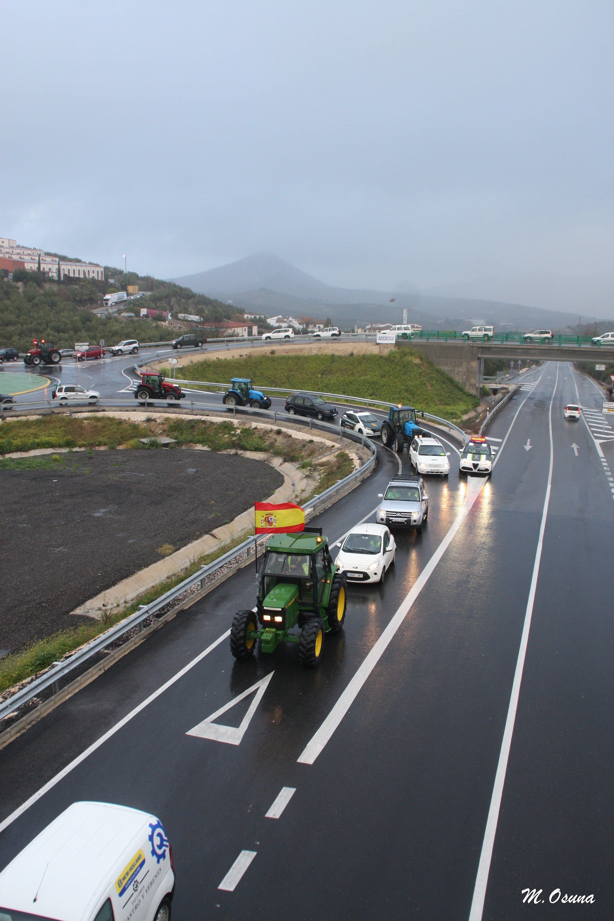 Fotos: una nueva tractorada de protesta corta carreteras en la Subbética