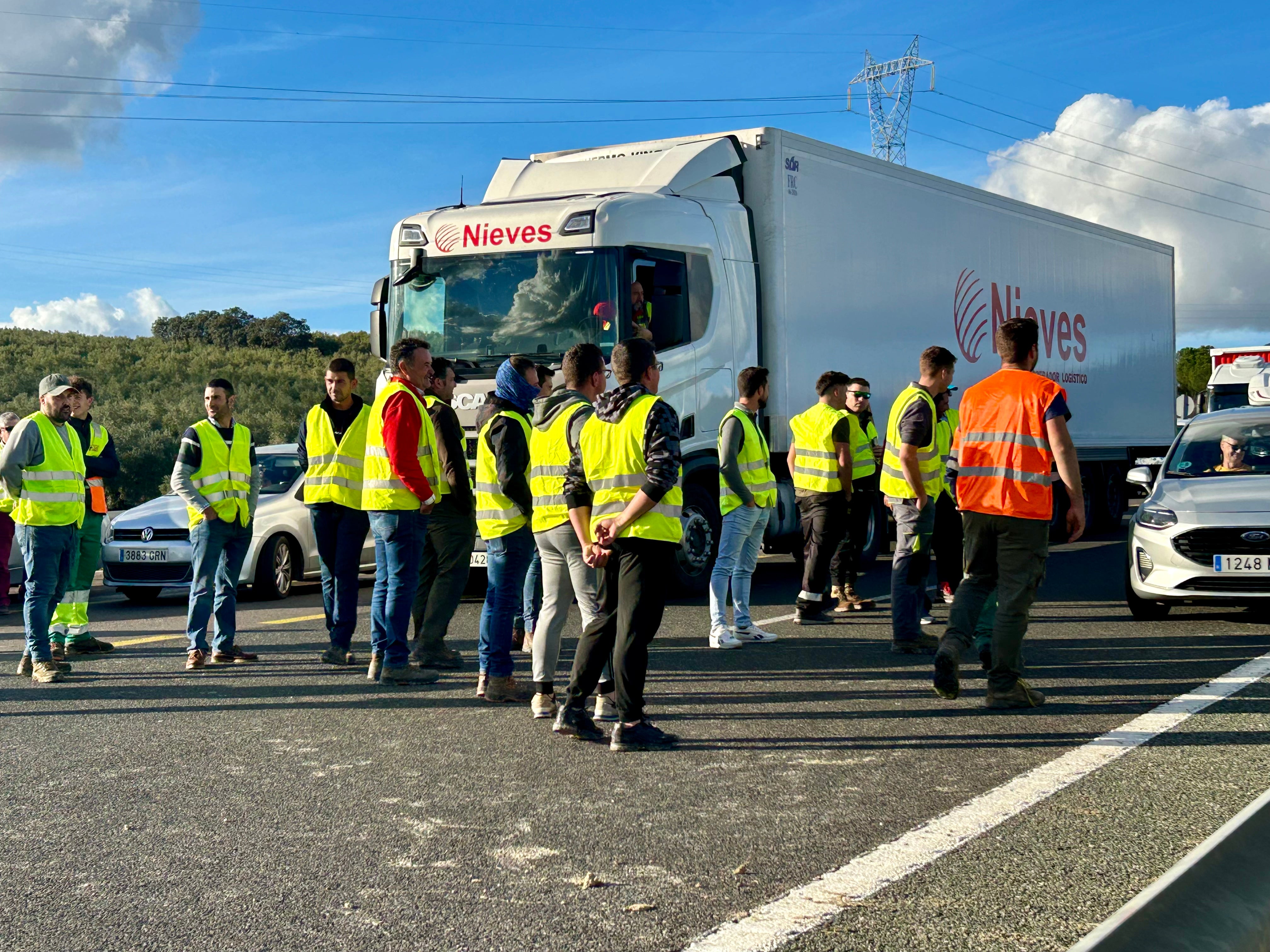 Fotos: una nueva tractorada de protesta corta carreteras en la Subbética