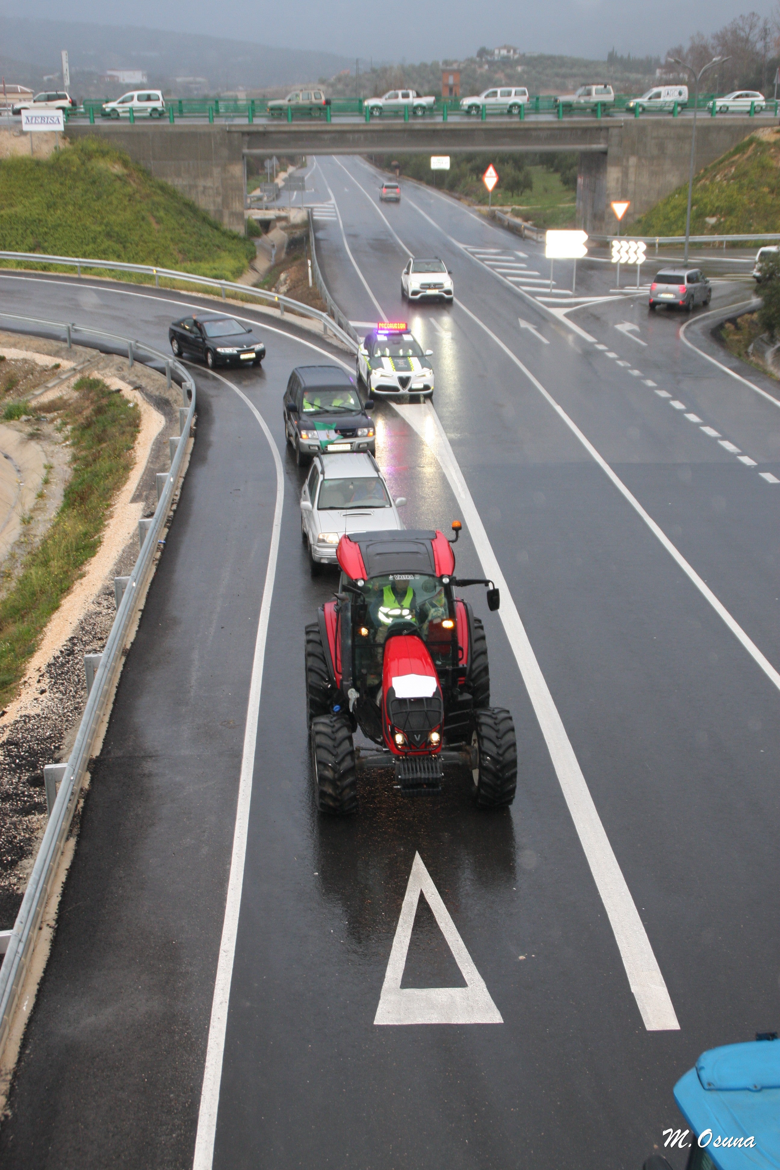 Fotos: una nueva tractorada de protesta corta carreteras en la Subbética