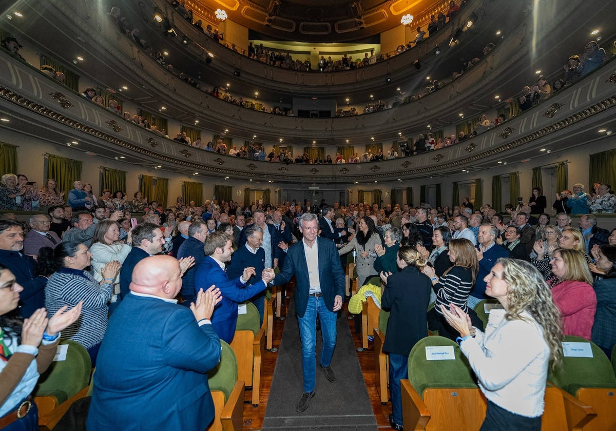 Alfonso Rueda saluda este martes desde el Teatro Jofre de Ferrol, ante unas 600 personas