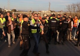 Tensión entre policías y agricultores en un acto del ministro Planas en Córdoba: «¡Da la cara, no te escondas!»