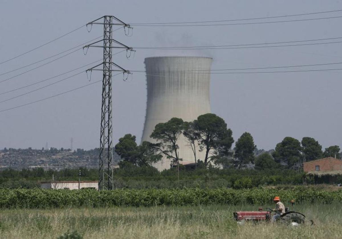 Vista de la torre de refrigeración de la central nuclear Ascó II